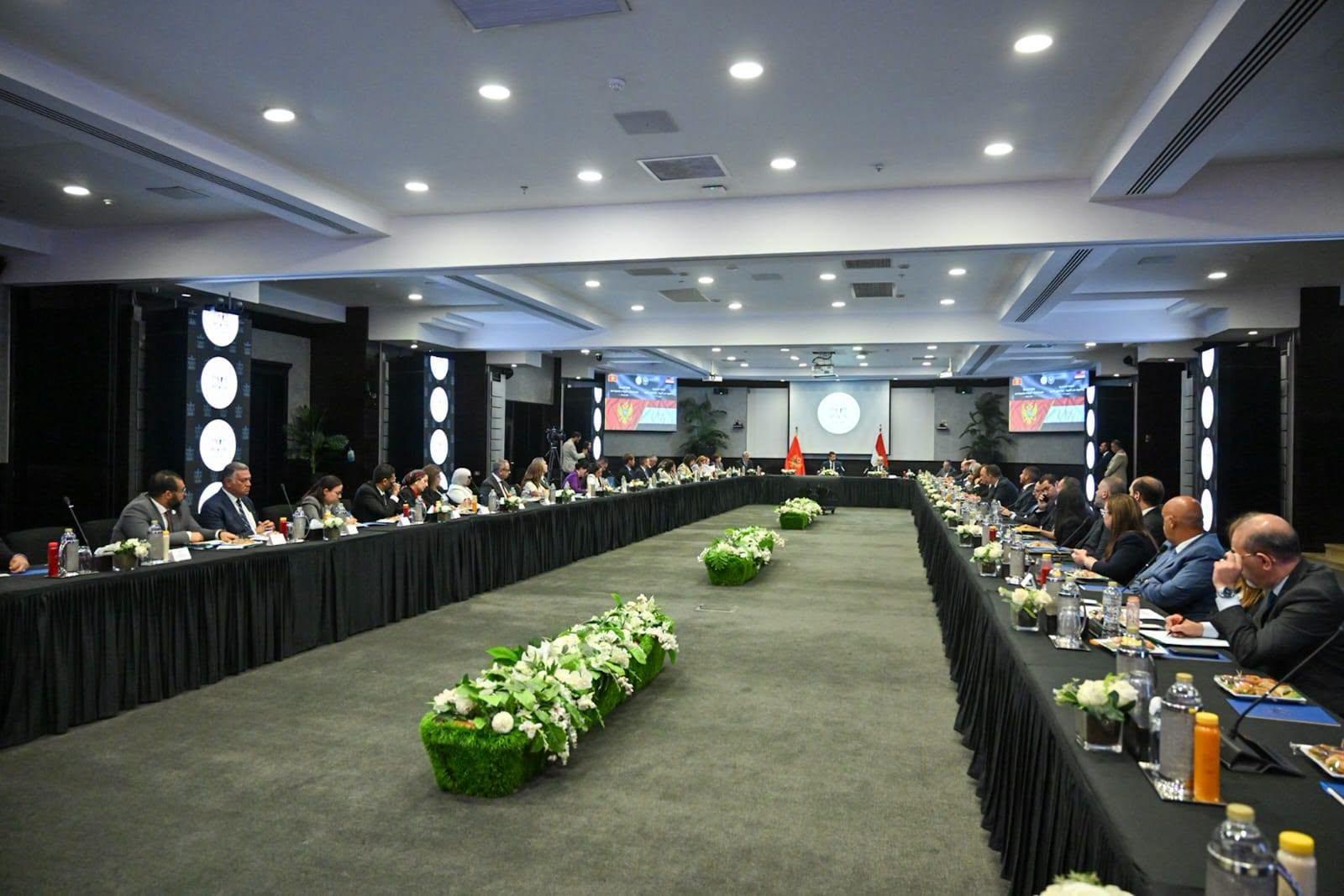 المائدة المستديرة الموسعة